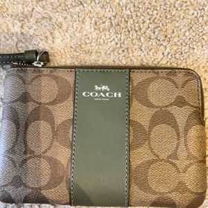 Authentic: Coach Wristlet , Brand New w/ out tags $22 Firm !!